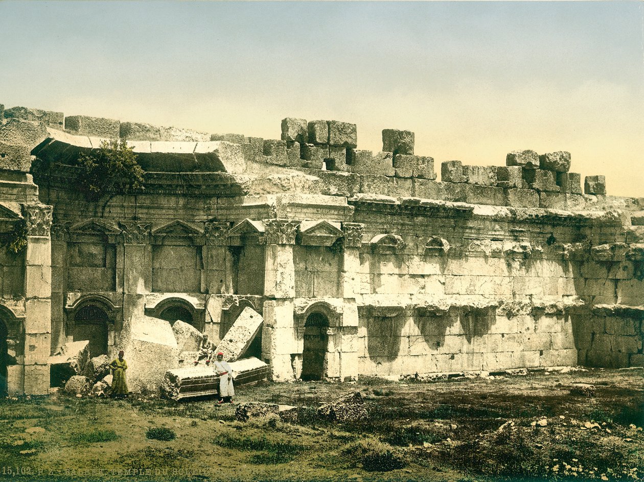 Del av inhägnad av Jupiters tempel, Baalbek, ca 1880-1900 (fotokrom) av Swiss Photographer