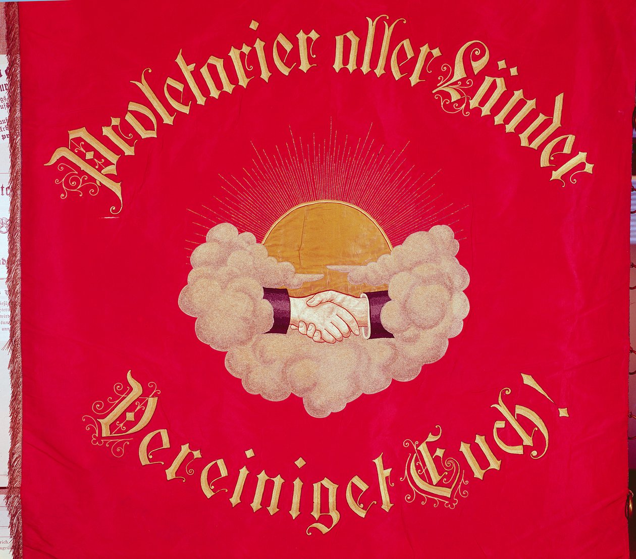 Proletärer i varje land förenas, fackligt banderoll (broderad textil) av Swiss School