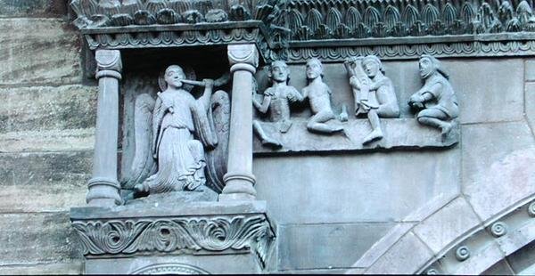 De döda lämnar sina gravar när en ängel blåser i trumpet, detalj från St. Gallus dörröppning på norra verandan (sten) (detalj av 181706) av Swiss School