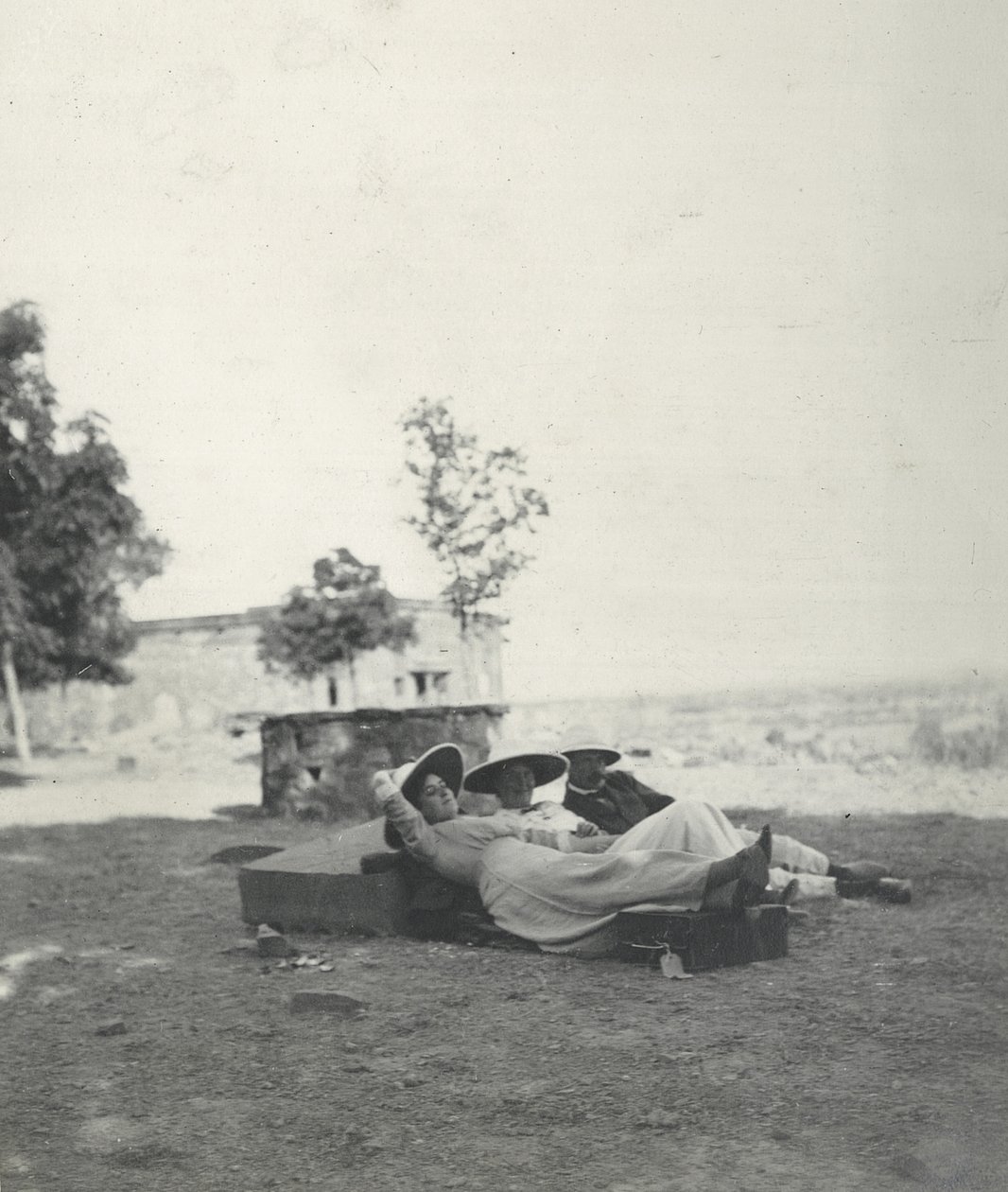 Lilah Wingfield, Judy Smith och Major Gosling vilar efter en dags sightseeing i Fatehpur Sikri, januari 1912 (bw-foto) av Sylvia Brooke