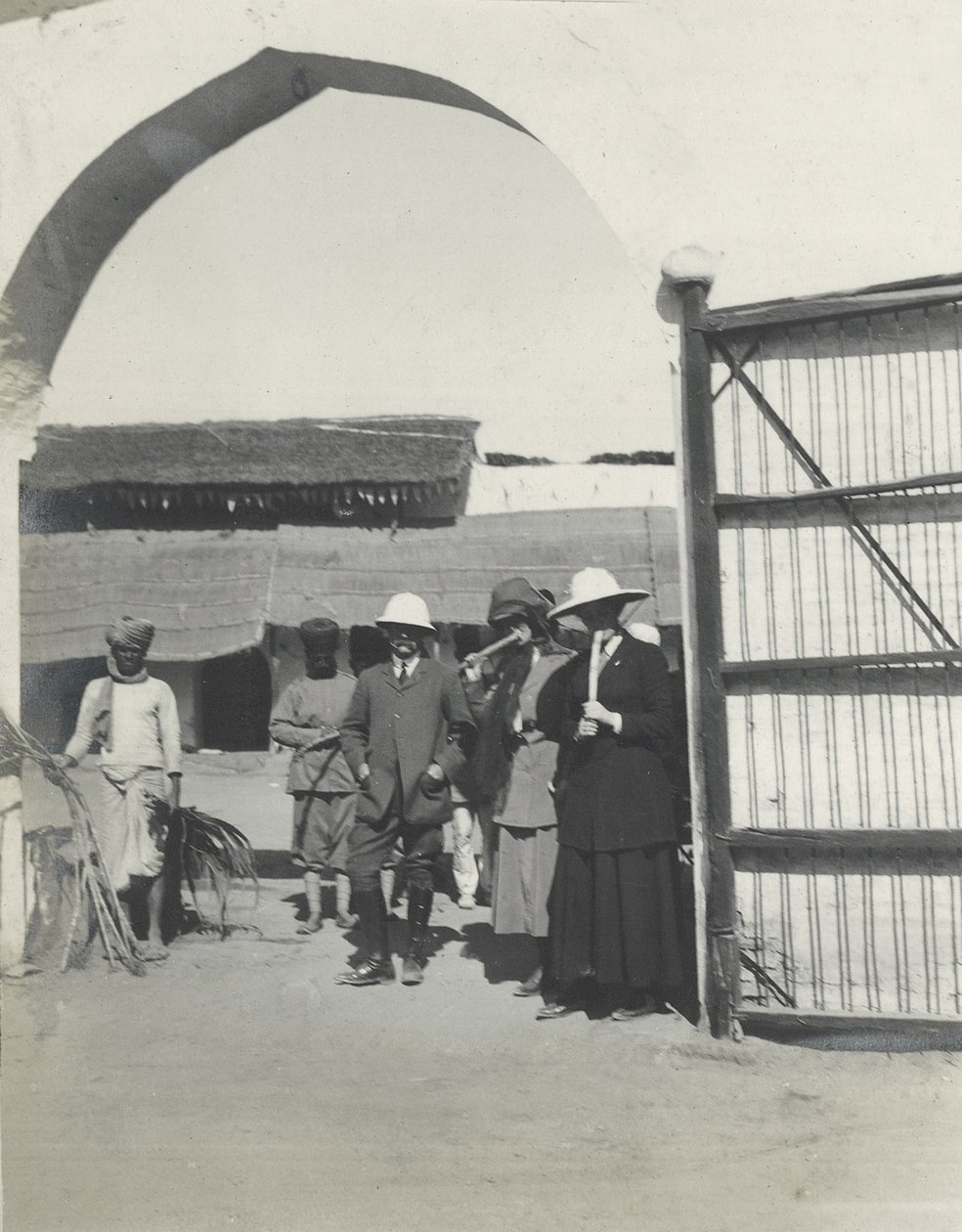 Major Gosling, Judy Smith och Lilah Wingfield röker sockerrör på en polisstation nära Fatehpur Sikri, januari 1912 av Sylvia Brooke