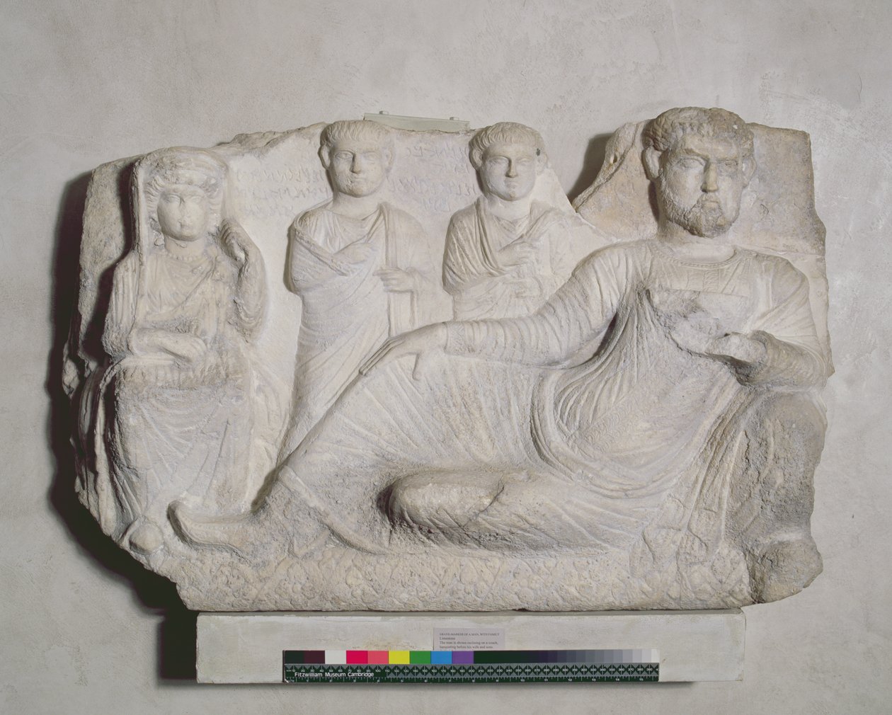 Begravningsbankett för en man i parthisk kostym med sin familj, från Palmyra (kalksten) av Syrian