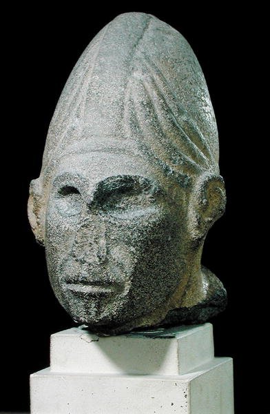 Huvud för en syrisk gud, från Jabbil, norra Syrien, ca 1700-1600 f.Kr. (basalt) (se även 231225) av Syrian Syrian