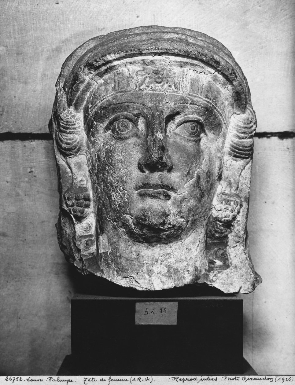 Huvud av en dam från Palmyra, mitten av 200-talet e.Kr. (rosa krita) av Syrian