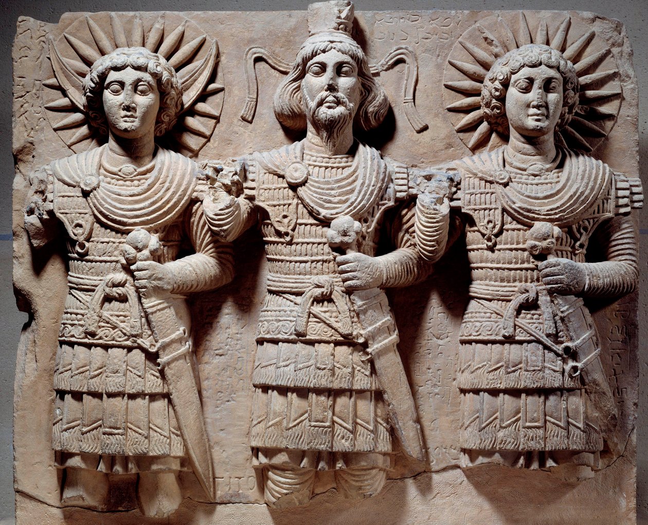 Palmyreisk triad: Baalshamin, himlens herre mellan månguden och solguden. Lågrelief i kalksten från 1:a århundradet. Från Palmyra, Syrien. Sön 0,6x0,72 m Paris, Louvren av Syrian