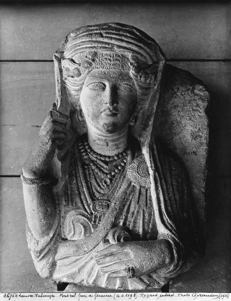 Begravningsrelief av en kvinnofigur, från Palmyra, Syrien av Syrian School