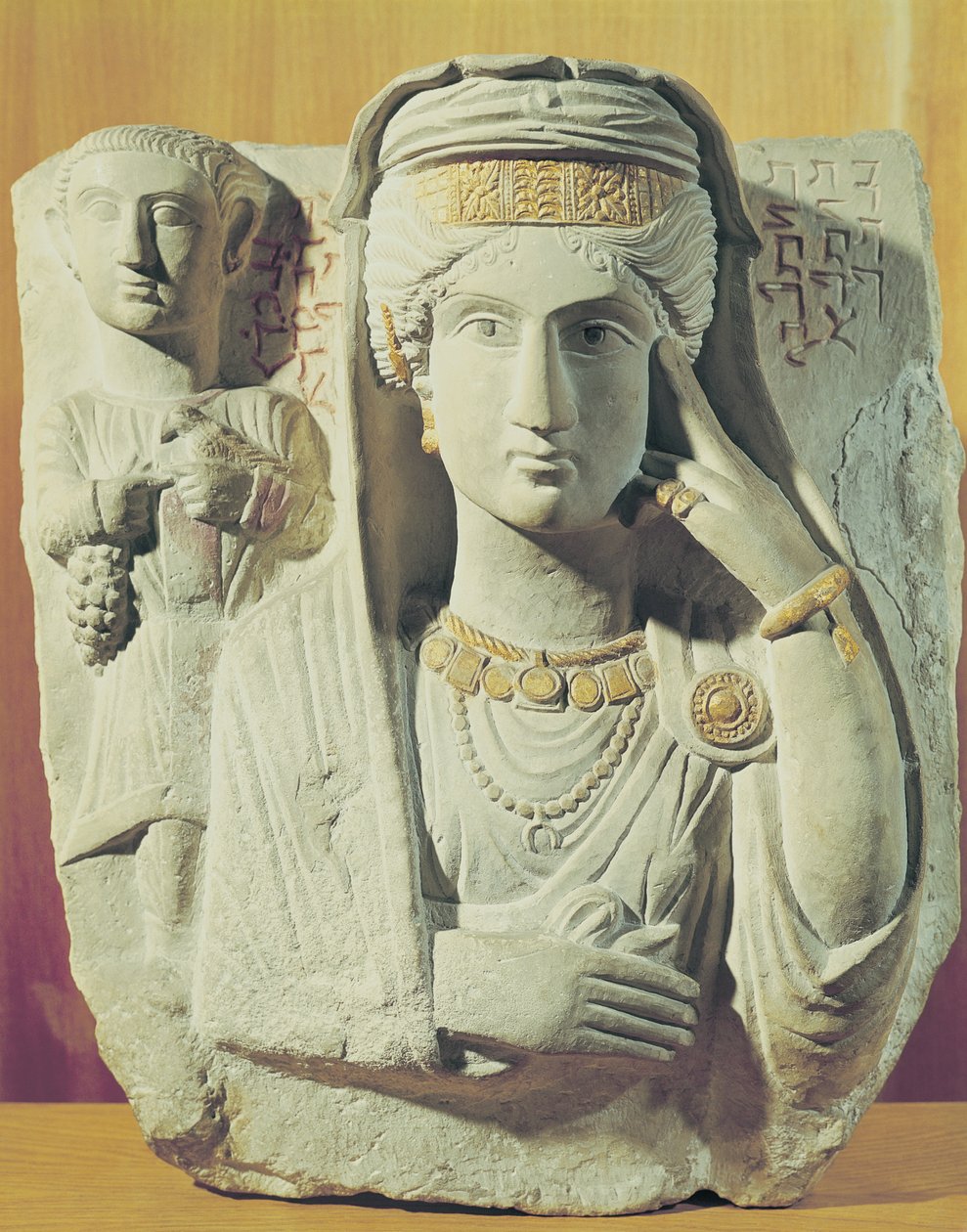 Begravningsrelief med en kvinnofigur, från Palmyra, Syrien av Syrian School