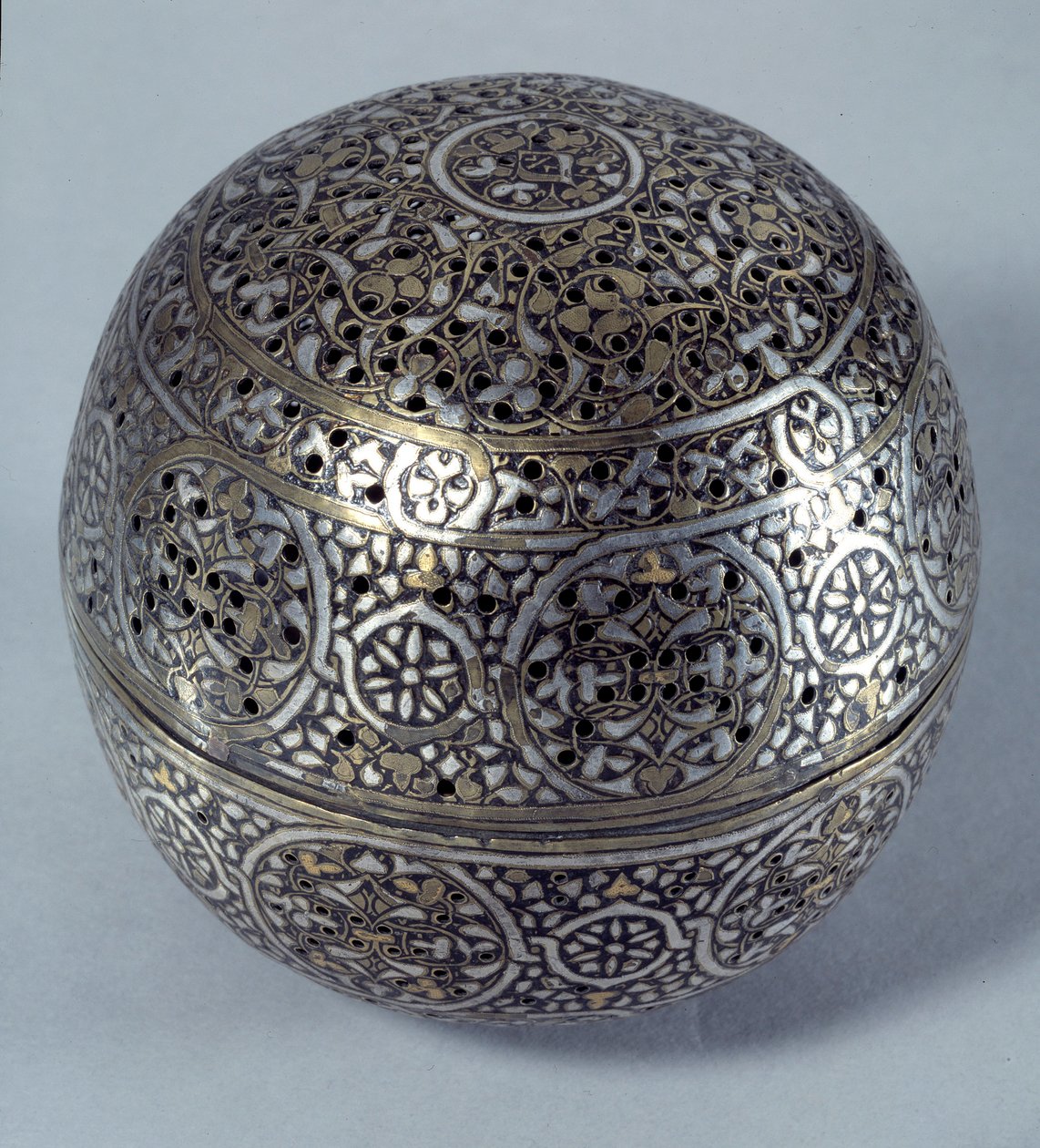 Orientalisk konst: Frule-parfym (brännparfym) eller handvärmare (handvärmare) från Syrien, sent 1400-tal, början av 1500-talet. Kopparlegering hamrad med gravdekor, hål, inlagd med guld, silver och svart pasta. Paris, Louvren av Syrian School