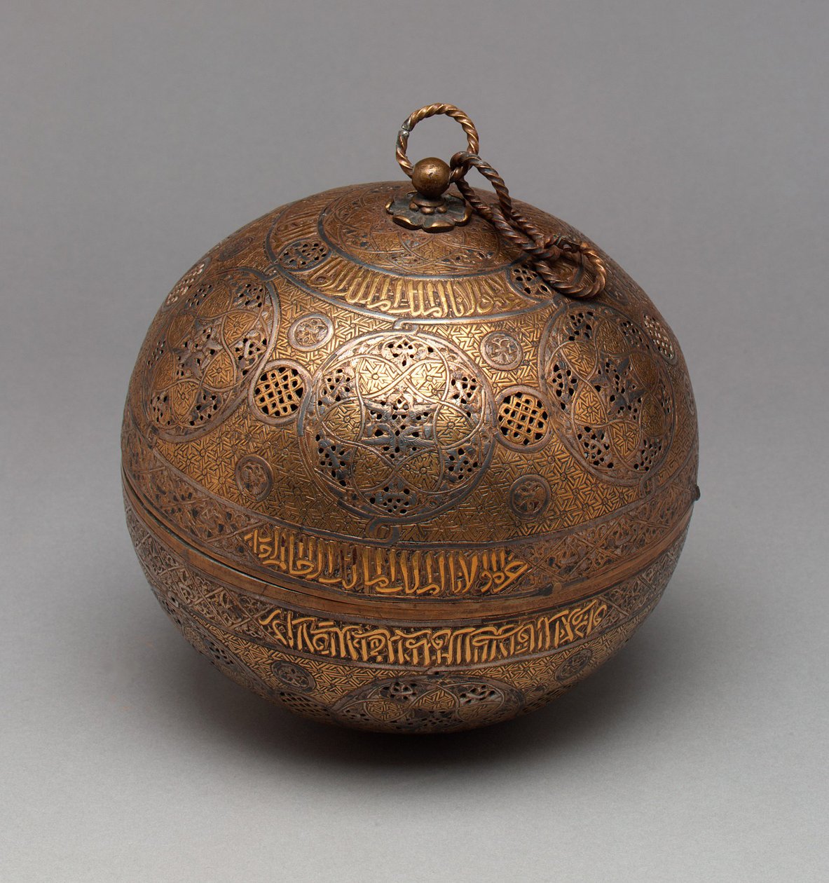 Pierced Globe, c.1300 (mässing inlagd med guld och silver) av Syrian School