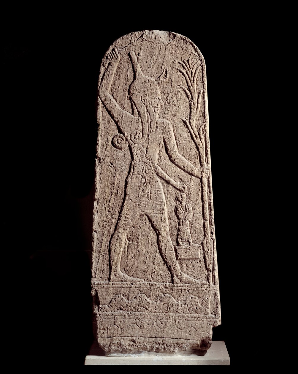 Orientalisk konst: stelen av guden Baal i blixten. (Gud krigare skyddar kungen) Skulptur från 1400-talet f.Kr., Syrien. Paris, Louvren av Syrian Syrian
