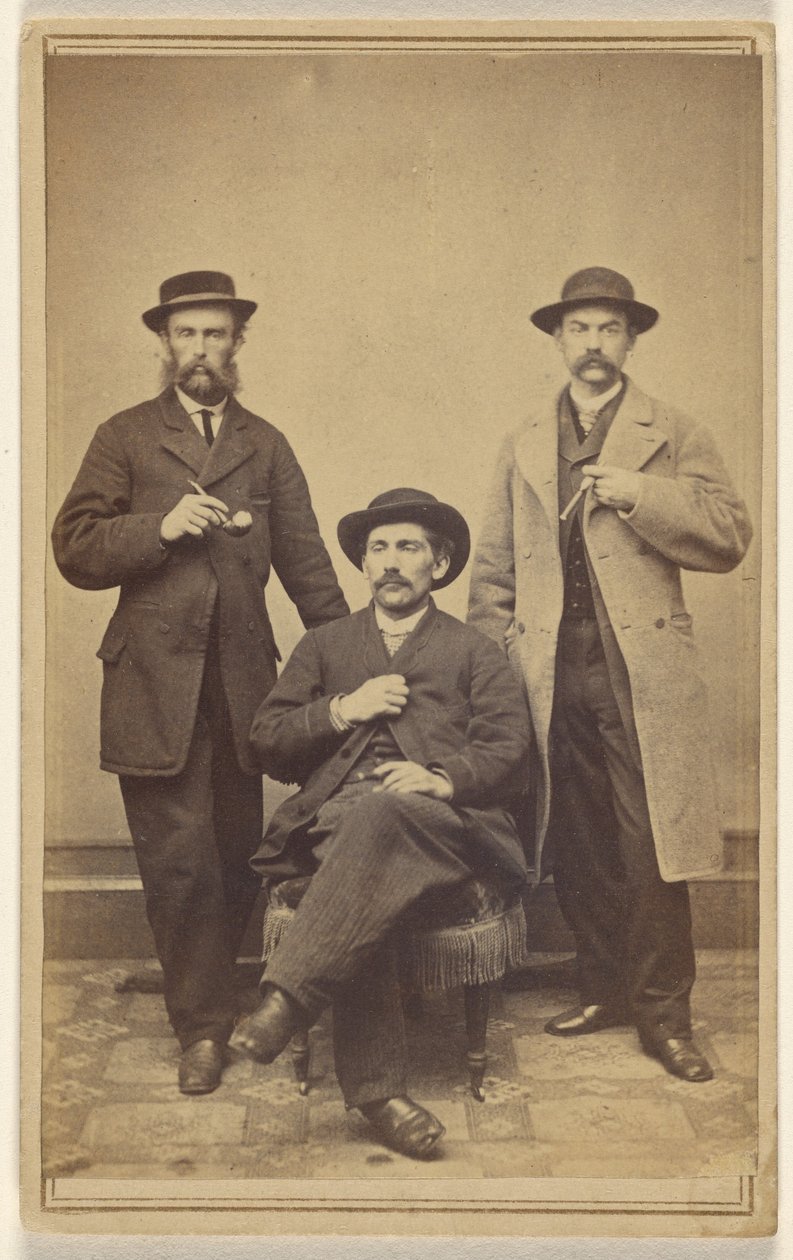 [Tre oidentifierade män i hattar, med pipa eller cigarr i handen, alla med mustasch och/eller skägg] av T.M. Schleier