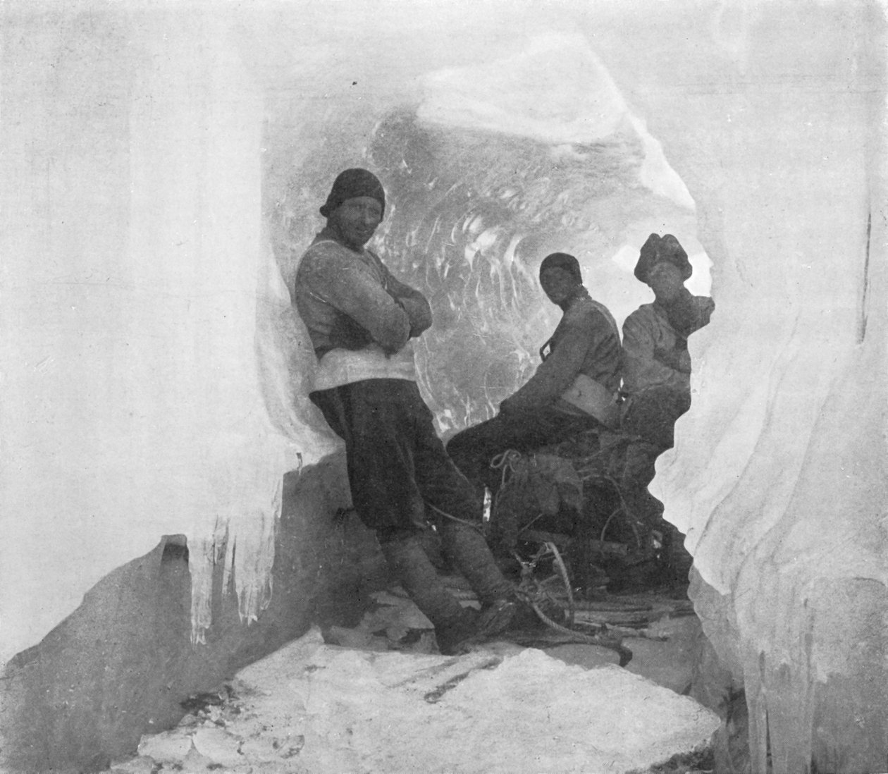 Det första västerländska partiet i en naturlig istunnel, c1911, 1913 av T. Griffith Taylor