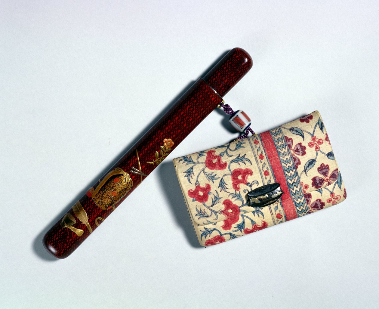 Tobakspåse och piphållare, japansk, 1800-tal av Taishin Ikeda