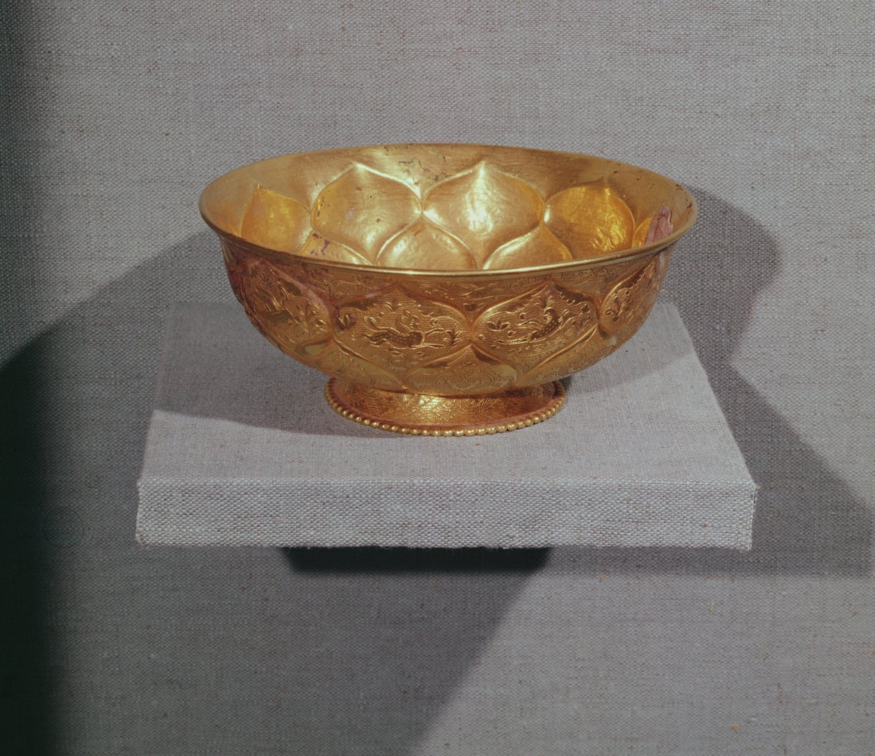 Skål dekorerad med präglade lotusblad (guld) av Tang Dynasty Chinese School