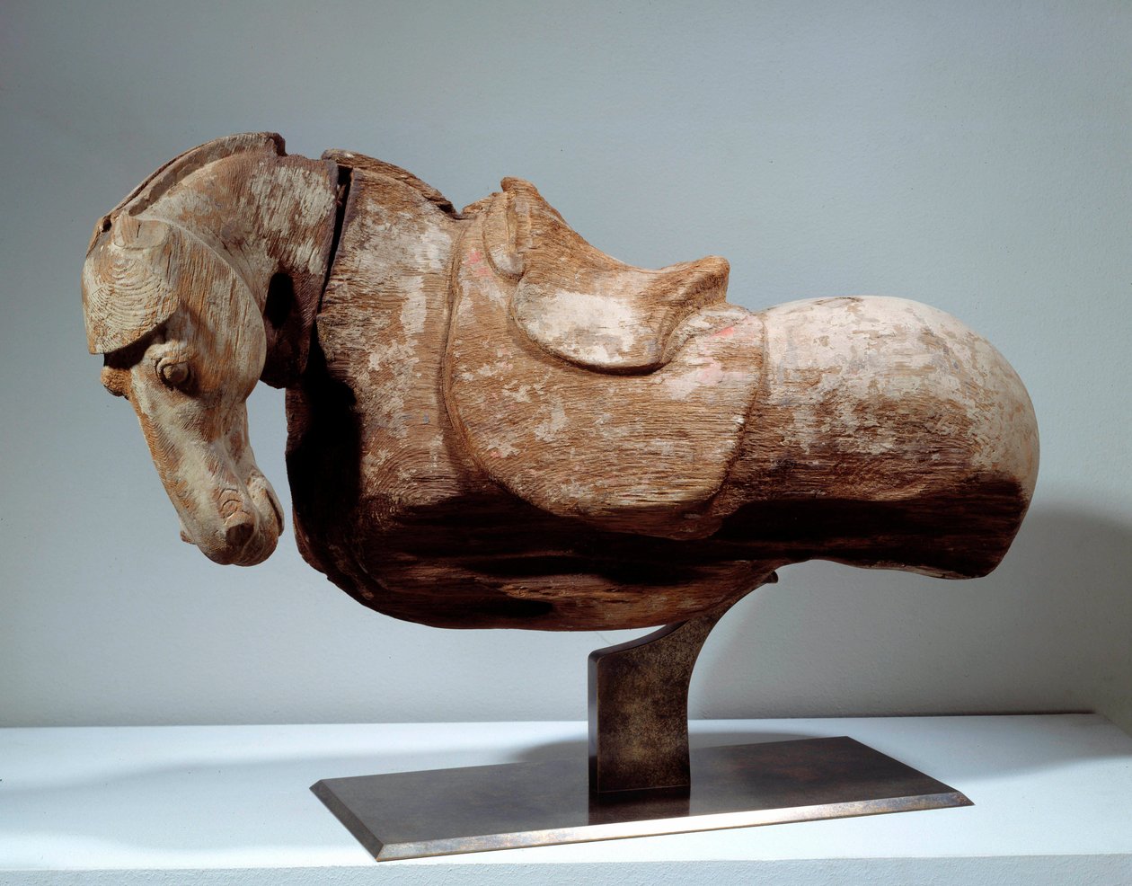 Kinesisk konst: Wood Horse. Skulptur från Tang-perioden (618 till 907). Paris, Musee Cernuschi. av Tang Dynasty Chinese School