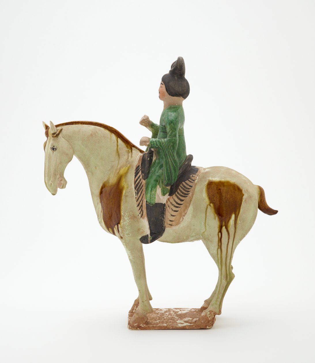 Man till häst, Tangdynastin, ca 700-750 (lergods med bly-silikatglasyr och målade detaljer) av Tang Dynasty Chinese School