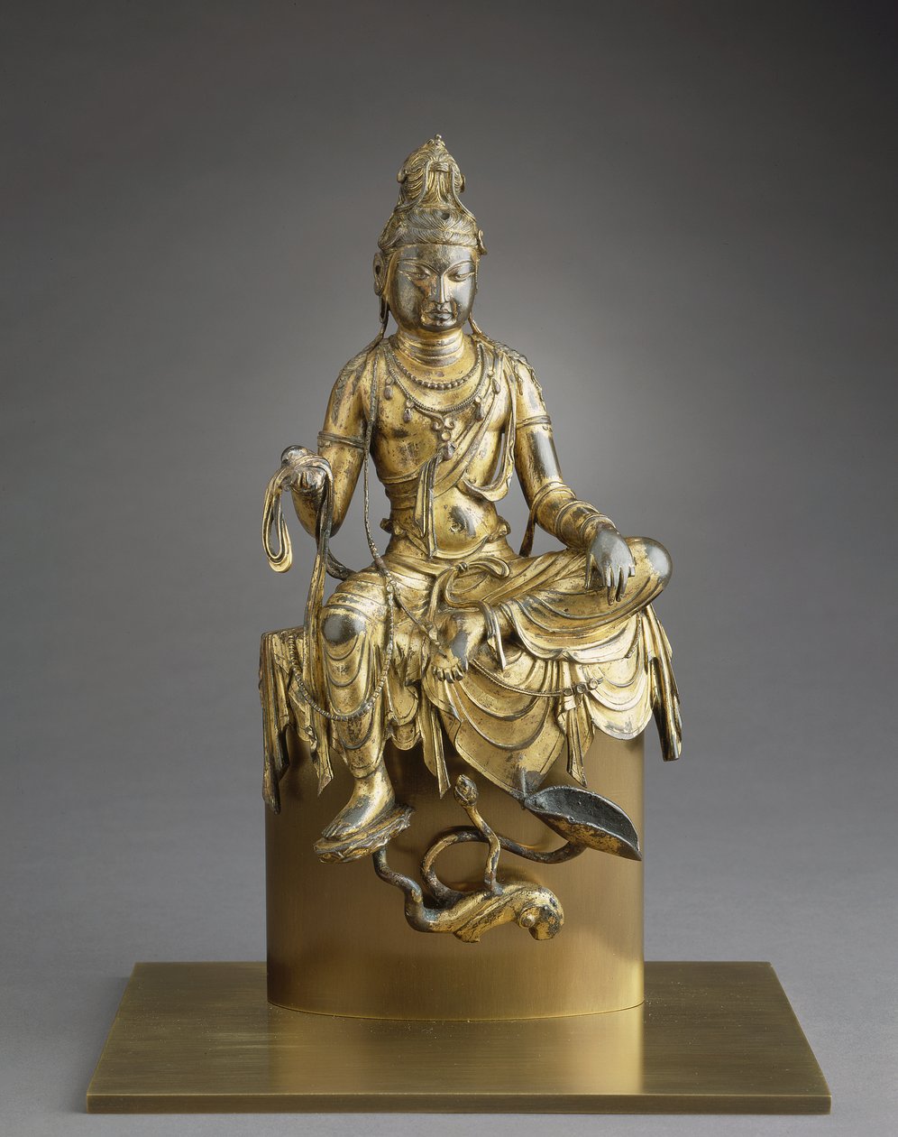 Sittande Bodhisattva Avalokitesvara, 800-talet (brons med förgyllning) av Tang Dynasty Chinese School