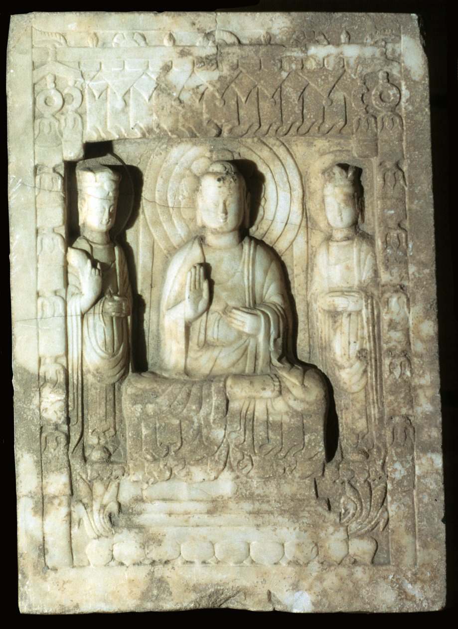 Stele som representerar Buddha omgiven av sina två skötare, 618-907 (kalksten) av Tang Dynasty Chinese School