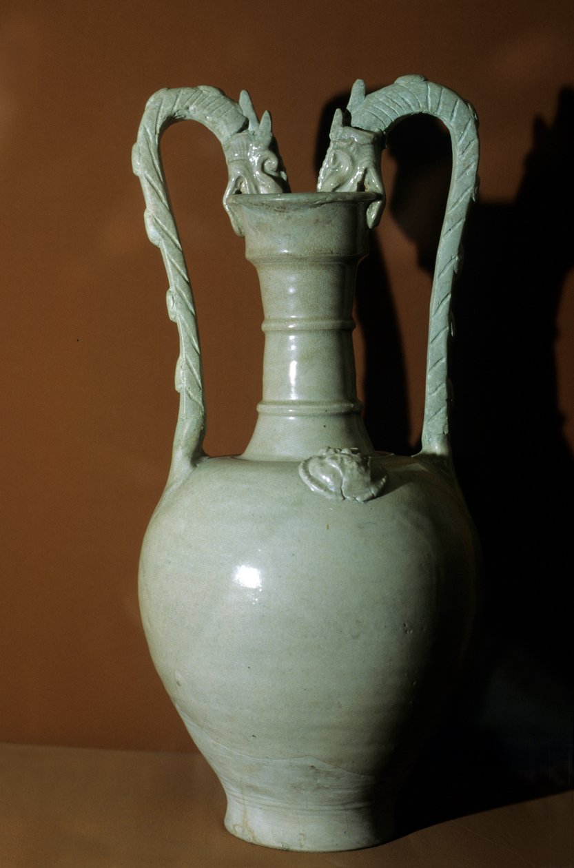 Vas med vit glasyr, dubbla drakhandtag, dekorerad med blommor i relief på magen, 618-907 av Tang Dynasty Chinese School