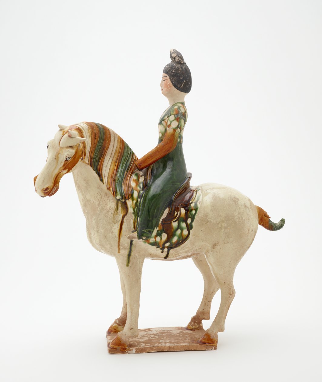Kvinna till häst, Tangdynastin, ca 700-750 (lergods med bly-silikatglasyr och målade detaljer) av Tang Dynasty Chinese School