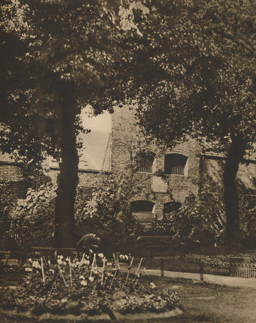 Plats för Marshalsea-fängelset från Churchyard of St. Georges, Southwark, c1935. av Taylor