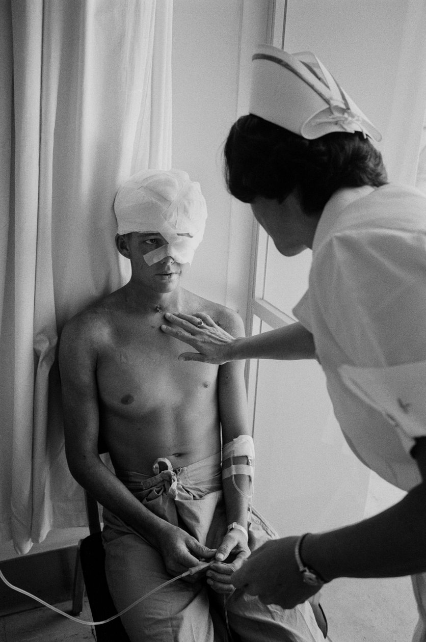 Amerikanska soldater som skadats i Vietnamkriget flygs till ett sjukhus i Clark A... av Ted Spiegel