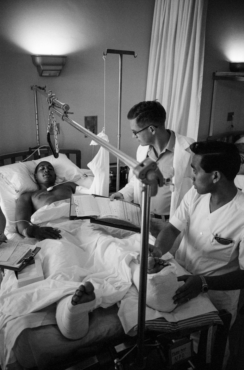 Amerikanska soldater som skadats i Vietnamkriget flygs till ett sjukhus i Clark A... av Ted Spiegel