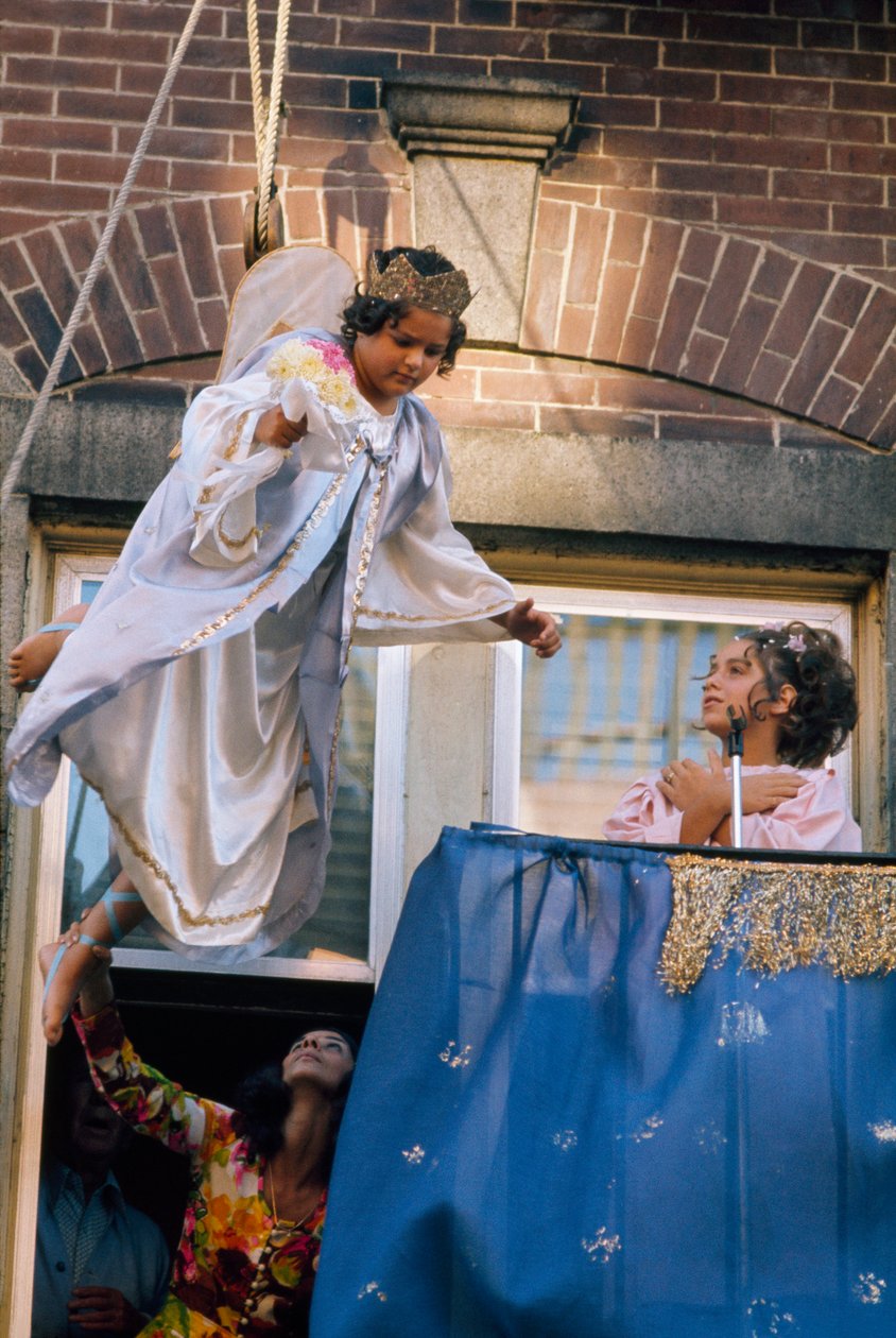 En ängel välsignar festivalen för La Madonna del Soccorso. av Ted Spiegel