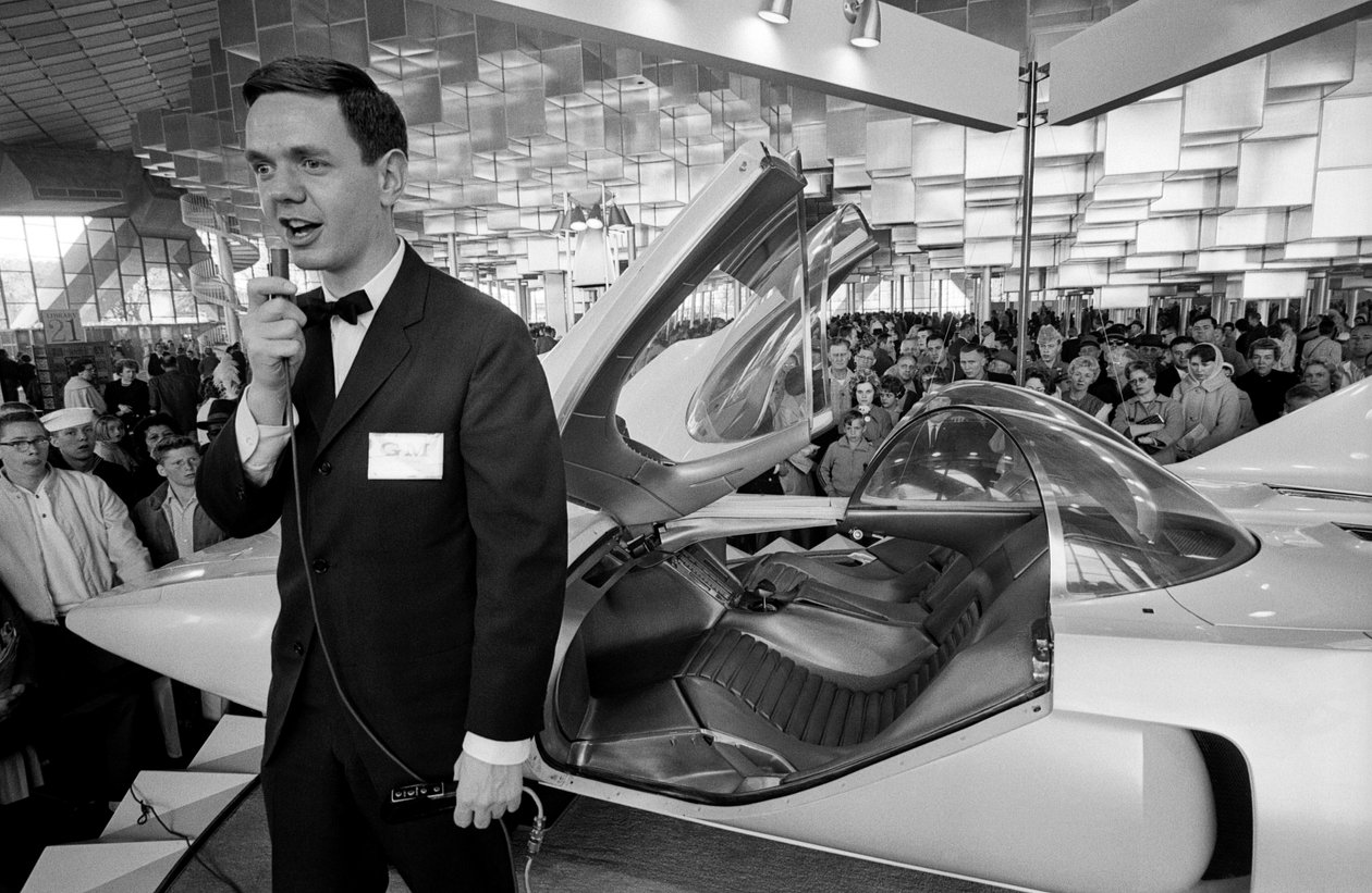Annonsör med futuristisk Firebird III experimentell gasturbinbil på Gener... av Ted Spiegel