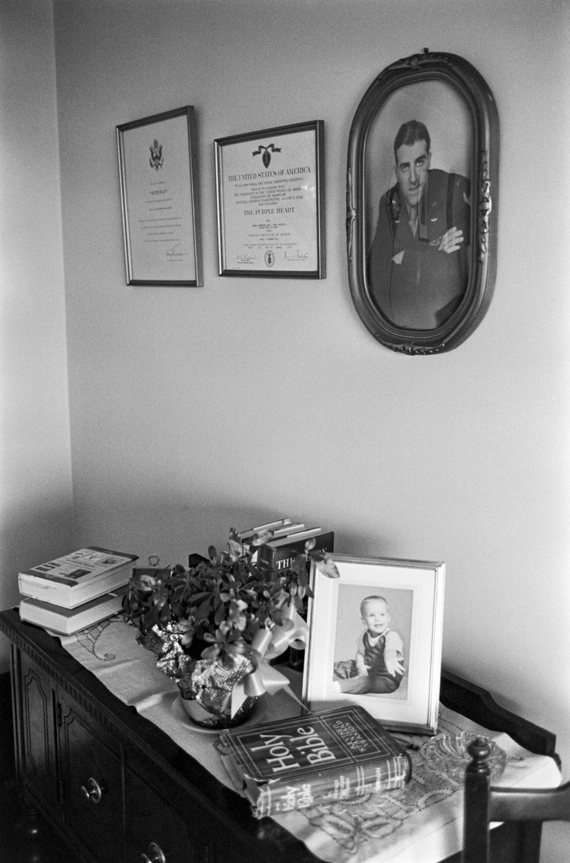 Bibel, familjebilder och dokument i Reverend Lincoln Reeds hem av Ted Spiegel