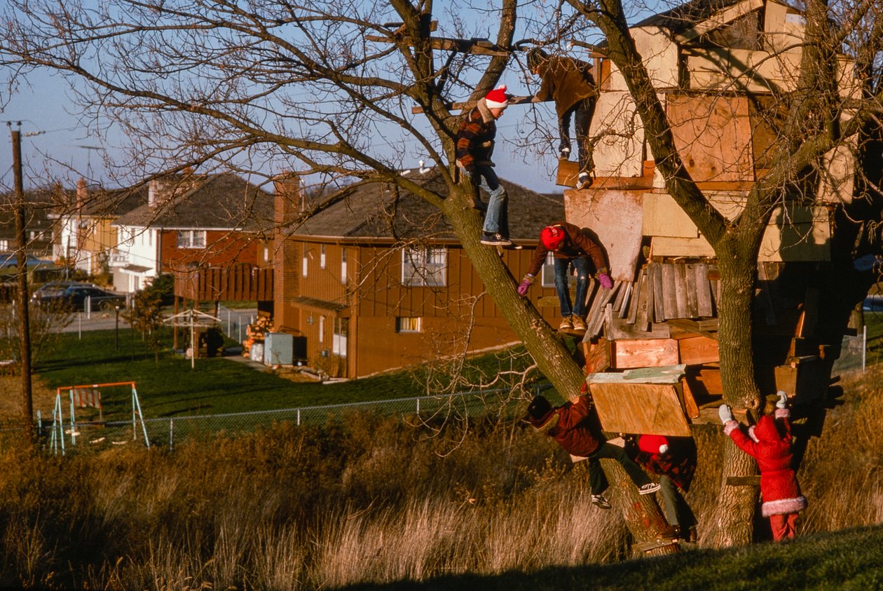 Barn i en avancerad trädkoja, Kansas City av Ted Spiegel