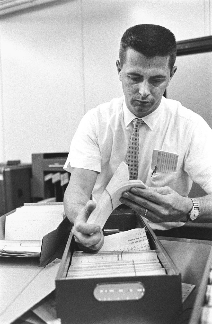 Datoroperatören Don Murray arbetar med IBM:s tidiga digitala dator som använde stans... av Ted Spiegel