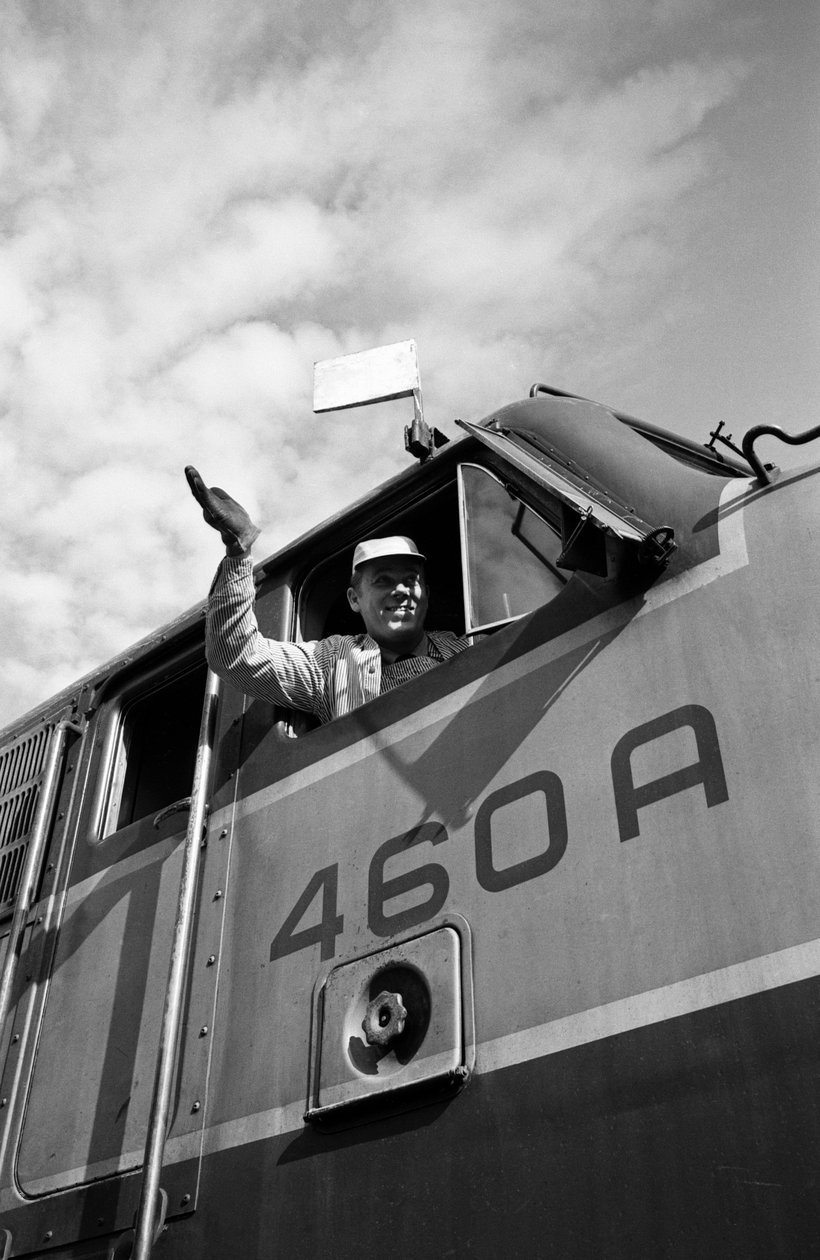 Lokförare från Great Northern Railroad vinkar från förarhytten på ett EMD E7-lok av Ted Spiegel