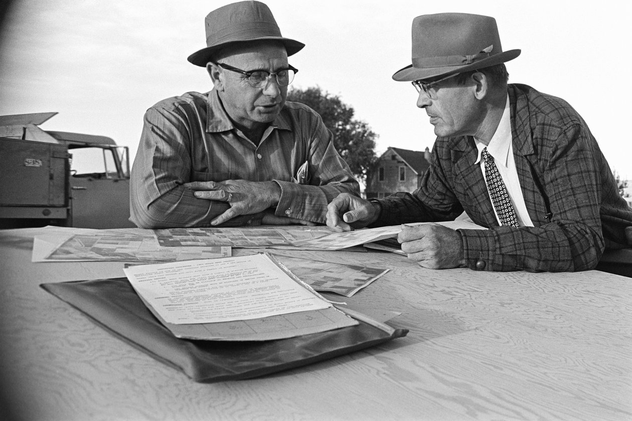 Familjejordbrukaren Ed Ker på A.M. Ker Ranch är en jordbrukande homesteader som odlar alfalfa... av Ted Spiegel
