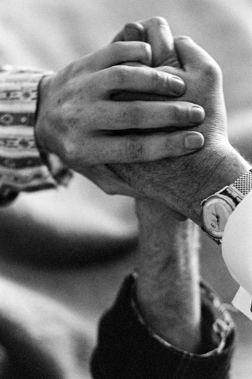 Händer av en patient och läkare under LSD-behandling. Experiment med LSD av Dr. J.... av Ted Spiegel