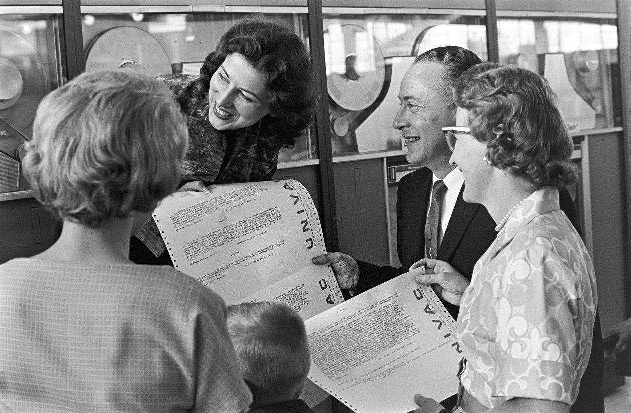 Med utskrifter från en UNIVAC-dator i handen besöker familjen Vic Pakka från Denver... av Ted Spiegel