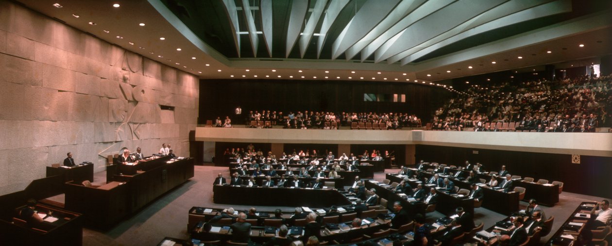Det israeliska Knesset sammanträder och Israels president David Ben-Gurion talar. Jerusalem. av Ted Spiegel