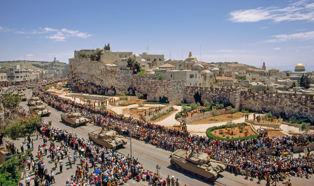 Israeliska vapen och soldater paraderar på självständighetsdagen genom den tidigare jordanska... av Ted Spiegel