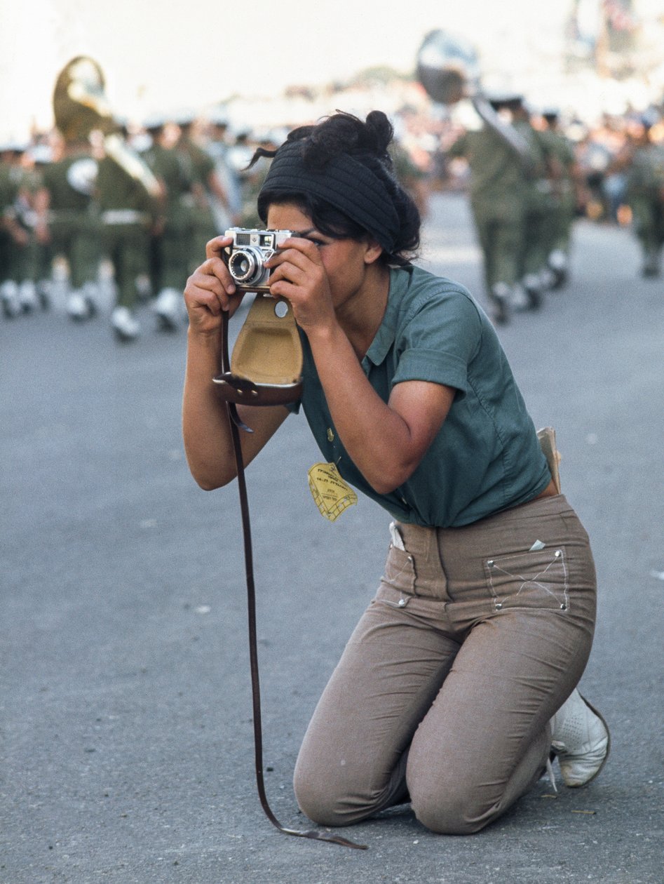 Israelisk kvinna tar foto av militärparad i Jerusalem under påskhelgen. av Ted Spiegel