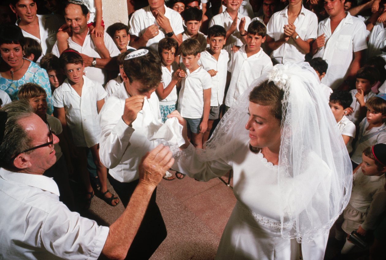 Kibbutzniks dansar runt brud och brudgum av Ted Spiegel