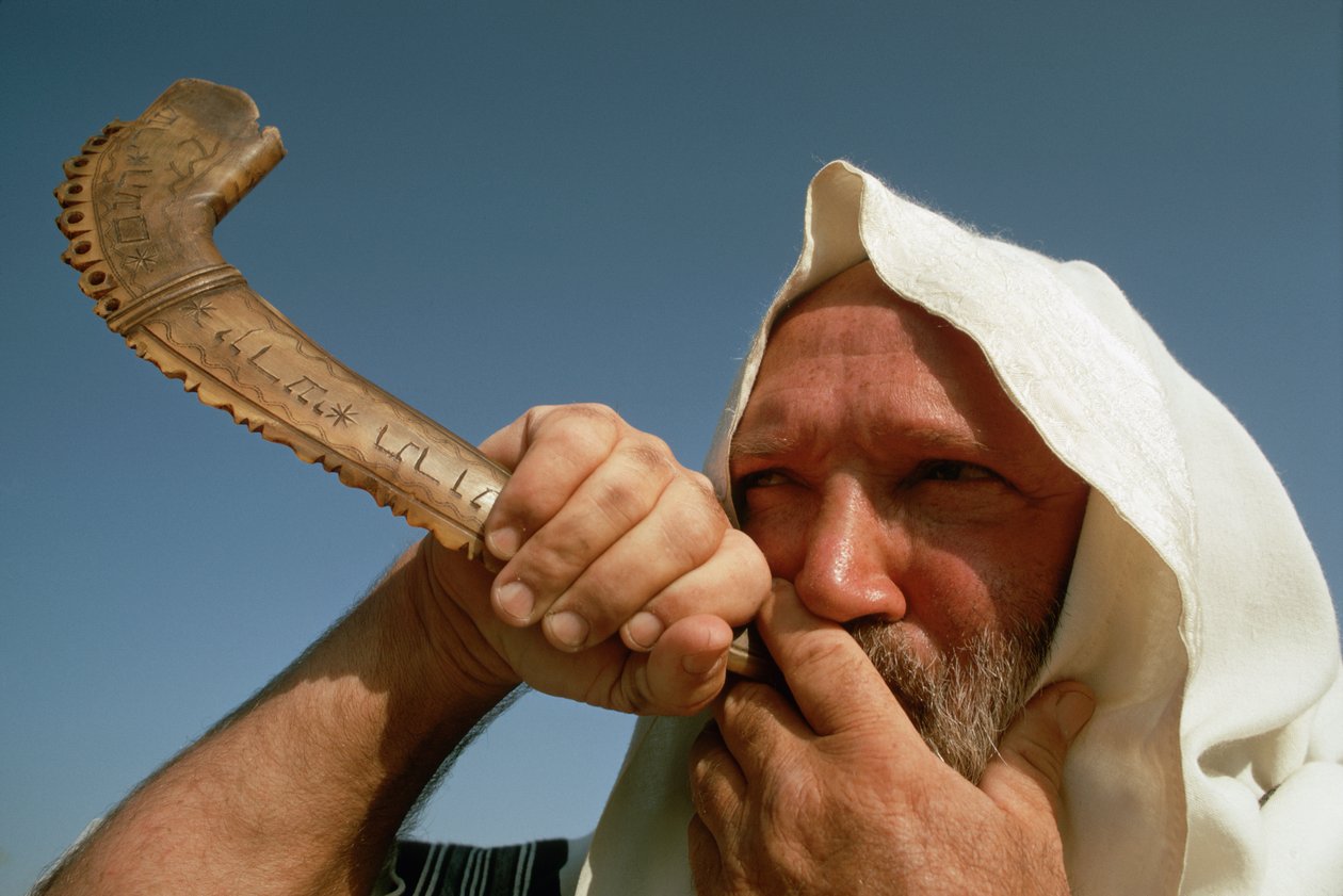 Man blåser shofar på Yom Kippur av Ted Spiegel