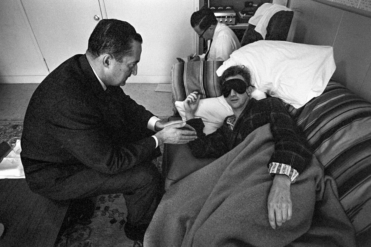 Patient inom mentalvården genomgår psykofarmakologisk behandling och experiment av Ted Spiegel