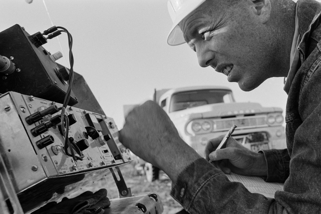 Mineralog studerar data från Morenci-gruvan för Phelps Dodge Smelter Douglas Arizona av Ted Spiegel
