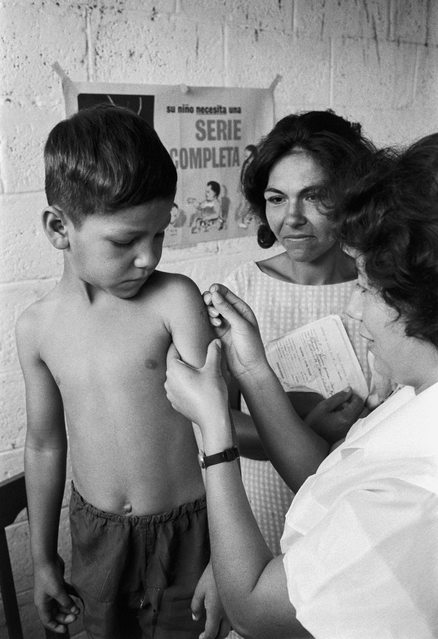 Sjuksköterska vaccinerar en pojke från Equador med vaccin på uppdrag av sjukhusfartyget SS Hope av Ted Spiegel