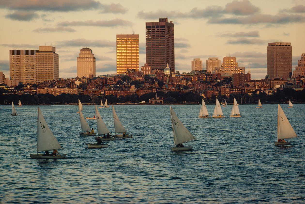 Segelbåtar vid solnedgången i Charles River Basin, nedanför Beacon Hill. av Ted Spiegel
