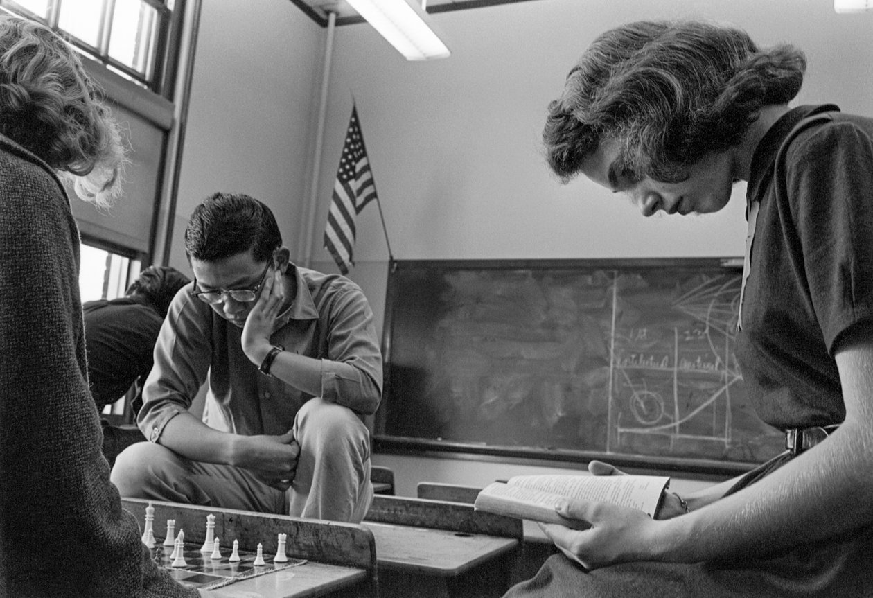 Elever spelar schack Jand läser på ames A. Garfield High School, en urban skola med... av Ted Spiegel