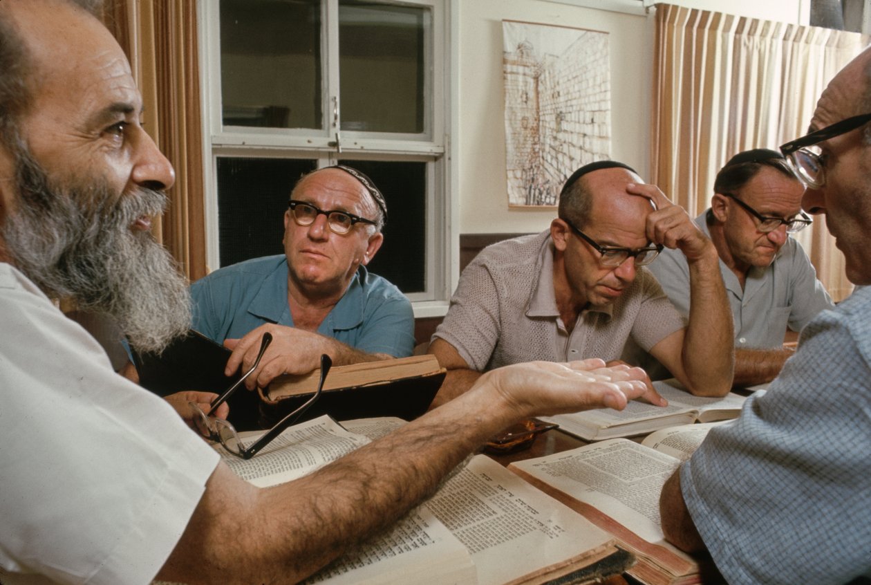Talmudisk diskussion på en kibbutz av Ted Spiegel