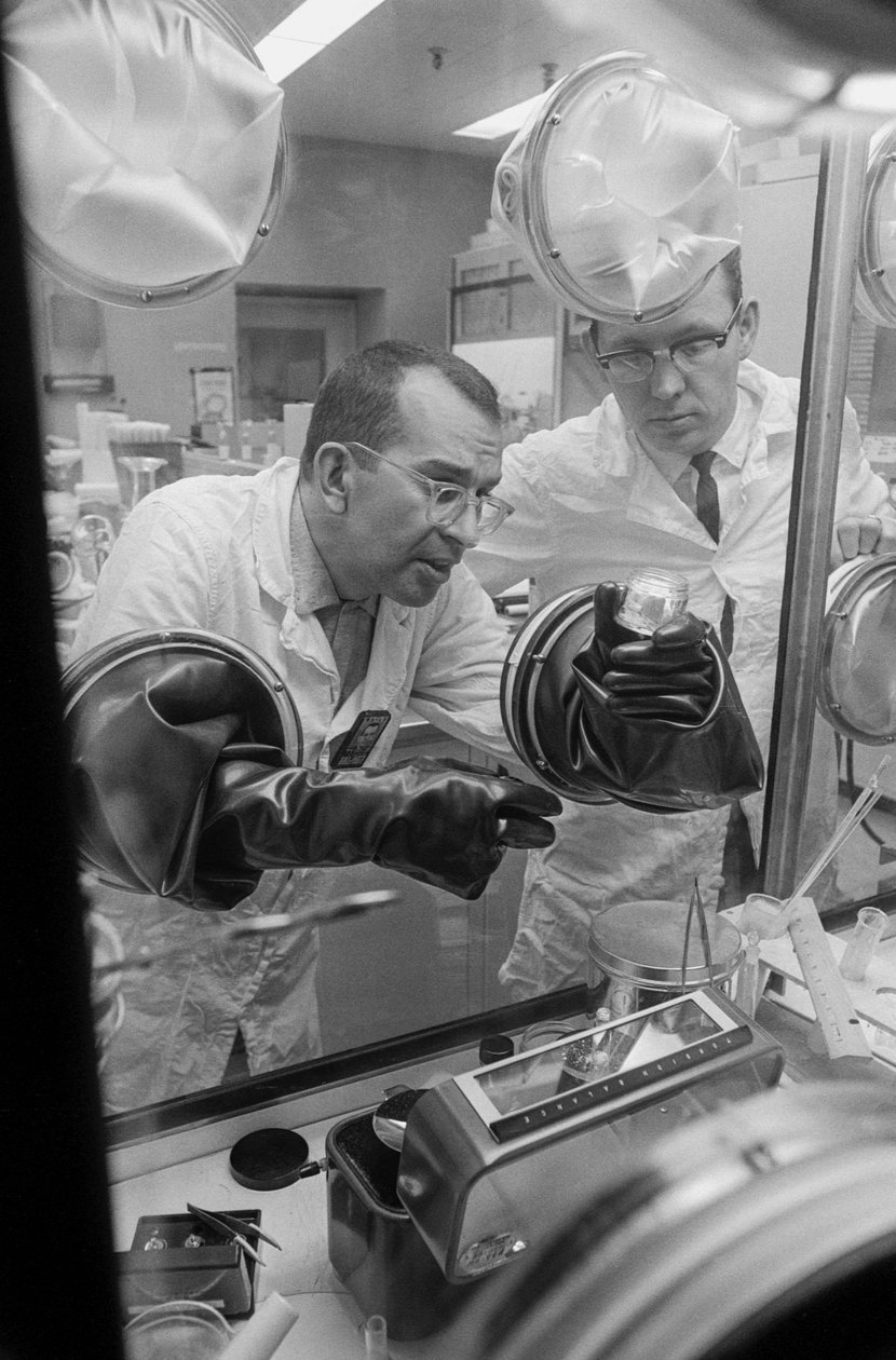 Tekniker hanterar radioaktiva material vid Hanfords anläggning för återvinning av plutonium... av Ted Spiegel
