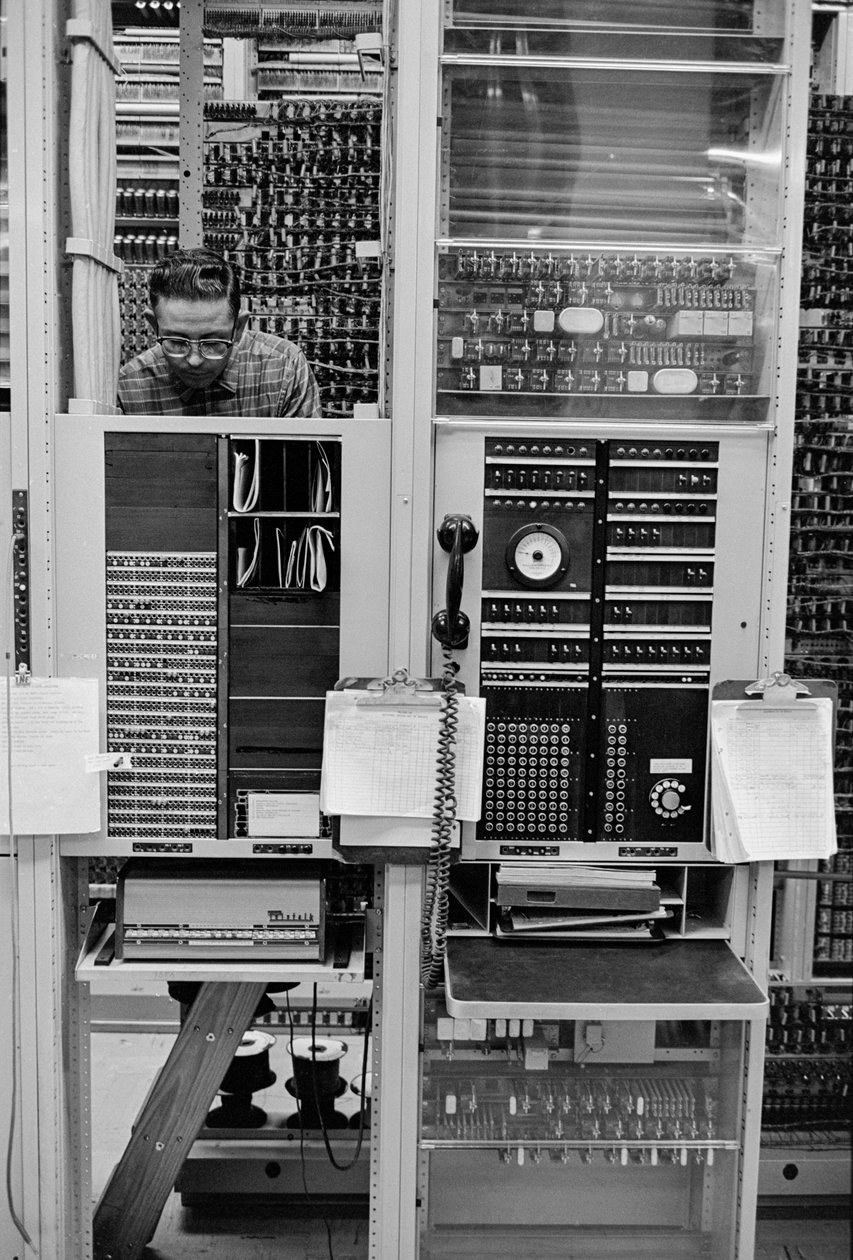 Underhåll av telefonutrustning hos PacTel aka Pacific Telephone i Bellingham, ... av Ted Spiegel