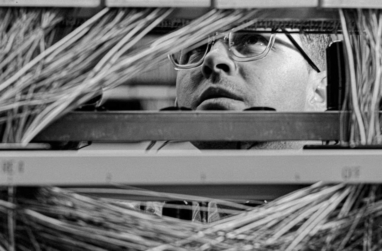 Underhåll av telefonutrustning hos PacTel aka Pacific Telephone i Bellingham, ... av Ted Spiegel